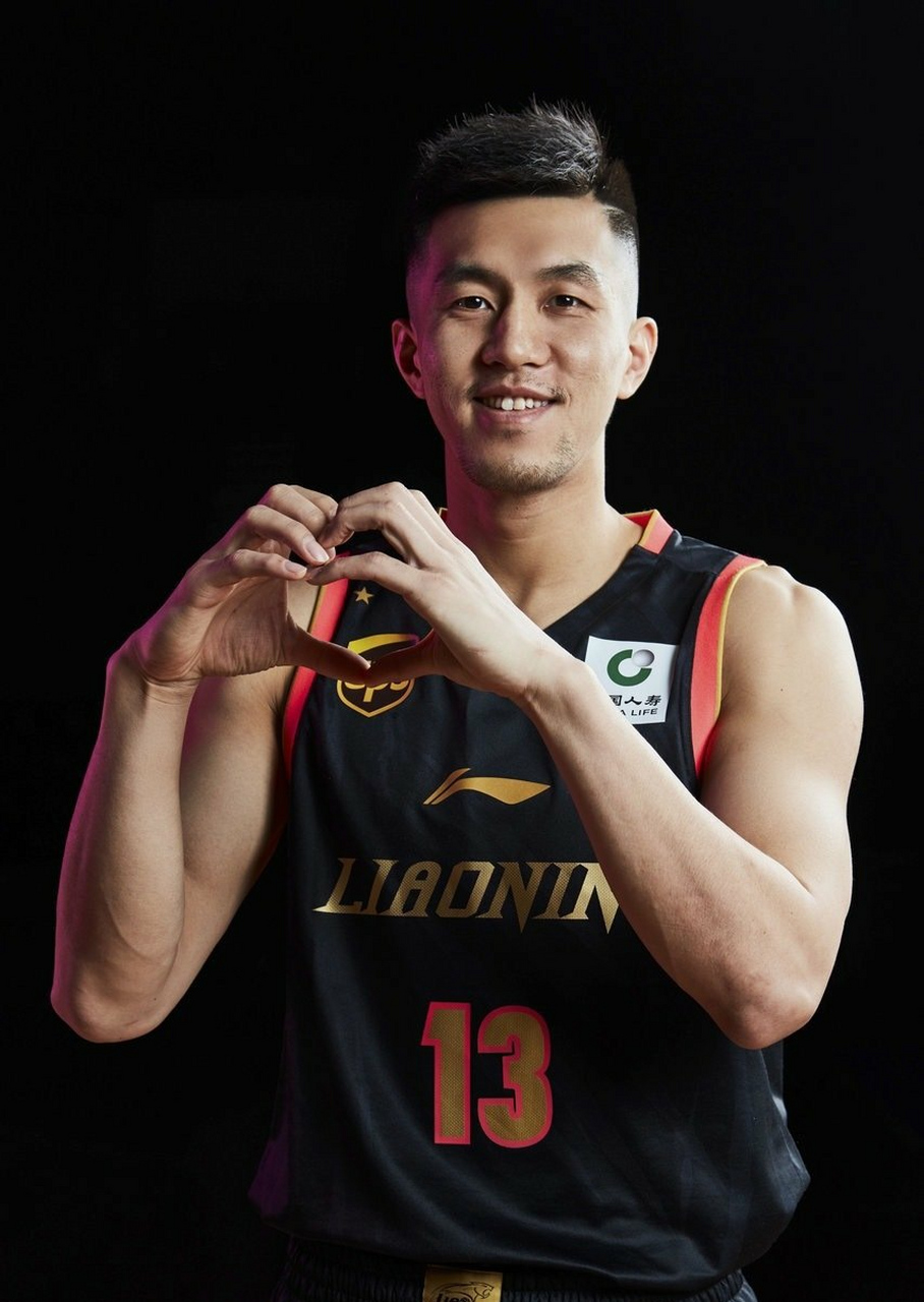 辽宁男篮郭艾伦向你比心了,不仅打球帅,也很可爱!