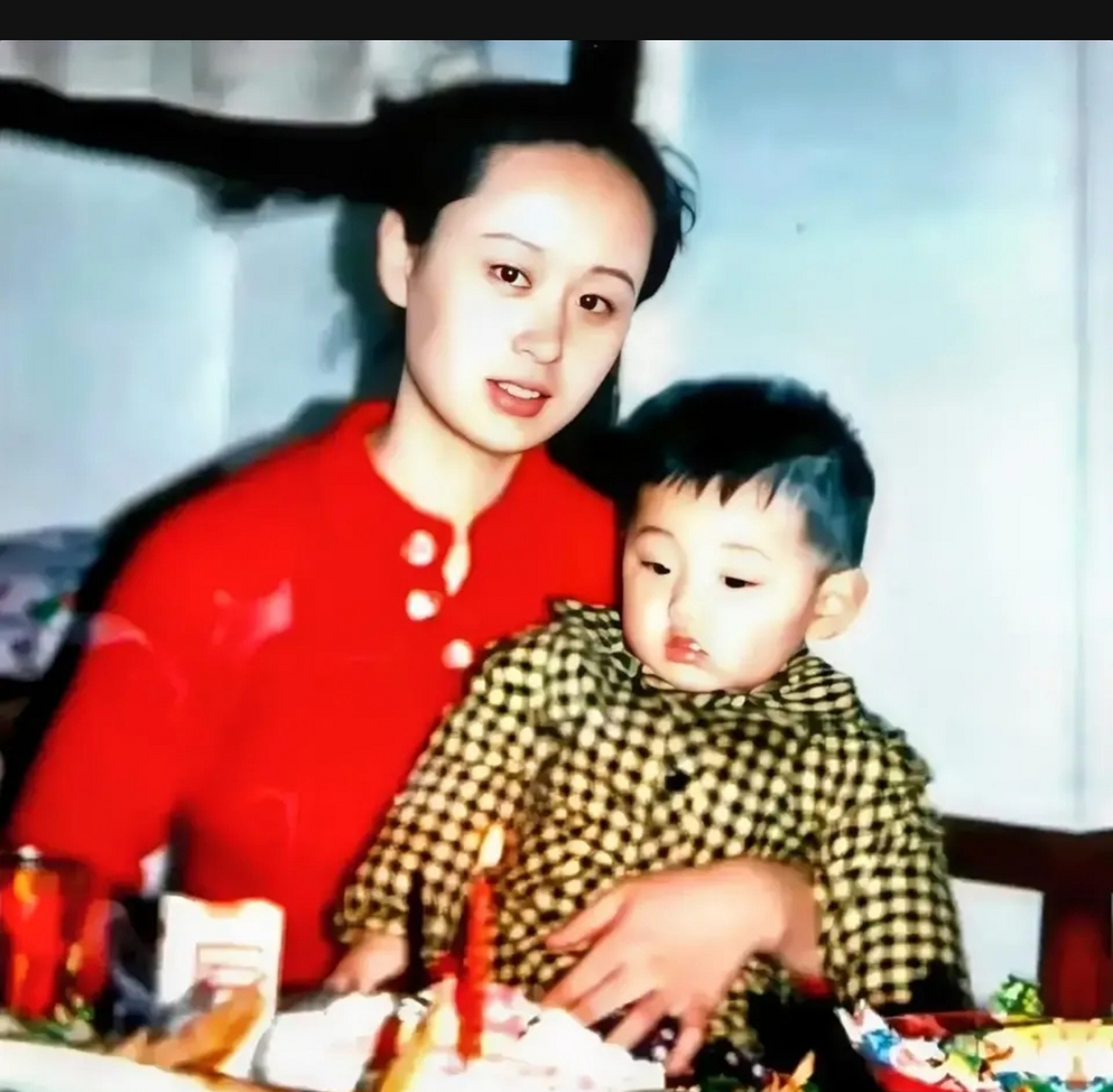 这是1989年,山东青岛,张继科和妈妈留下的一张合影,小时候的他长得