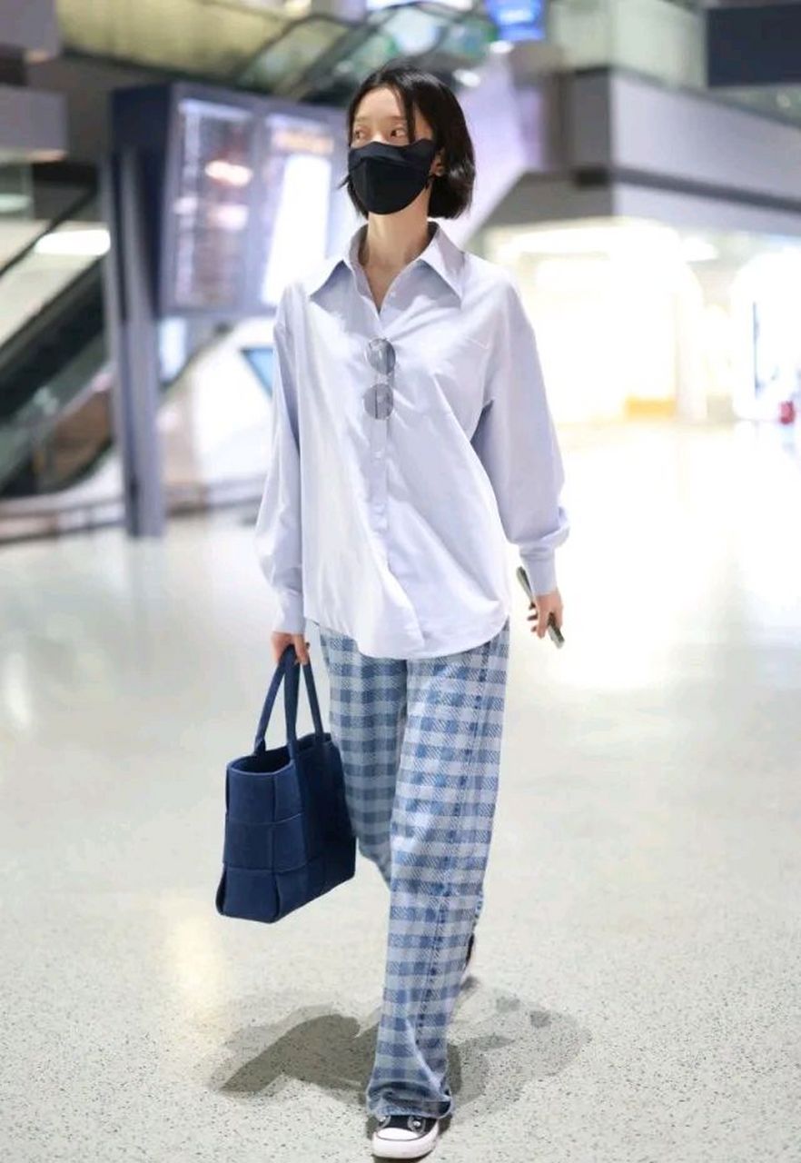 杜鹃亮相北京机场,她这次搭配的非常简洁,看上去像个可爱的邻家妹妹