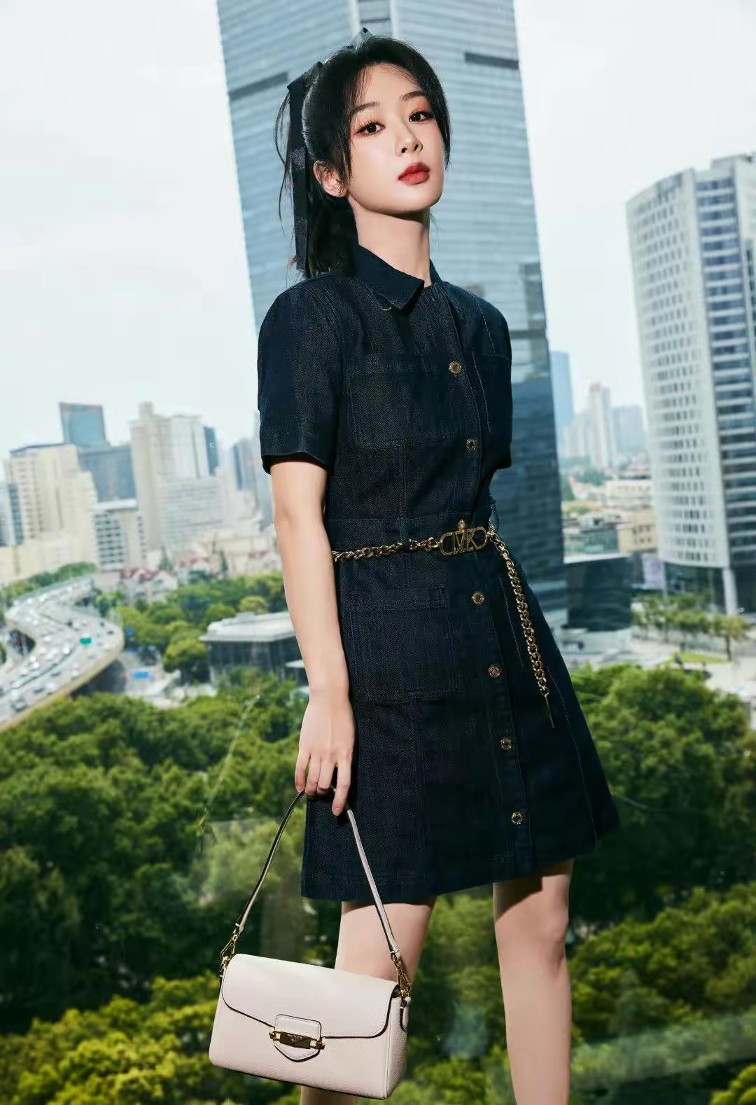 杨紫牛仔裙造型