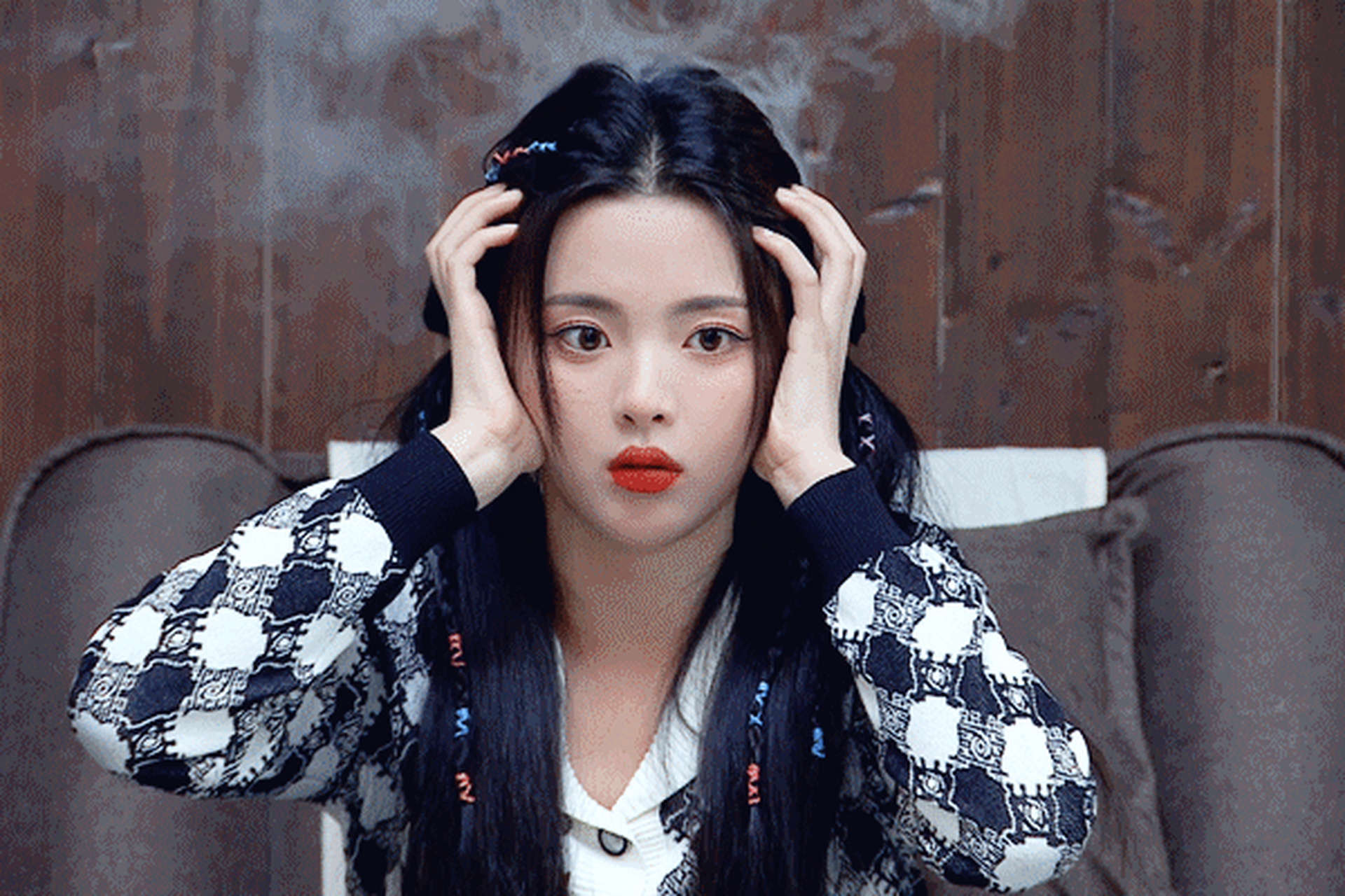 作为一个路人,还是很吃杨超越的颜值的,很有辨识度,也很养眼无害,没有