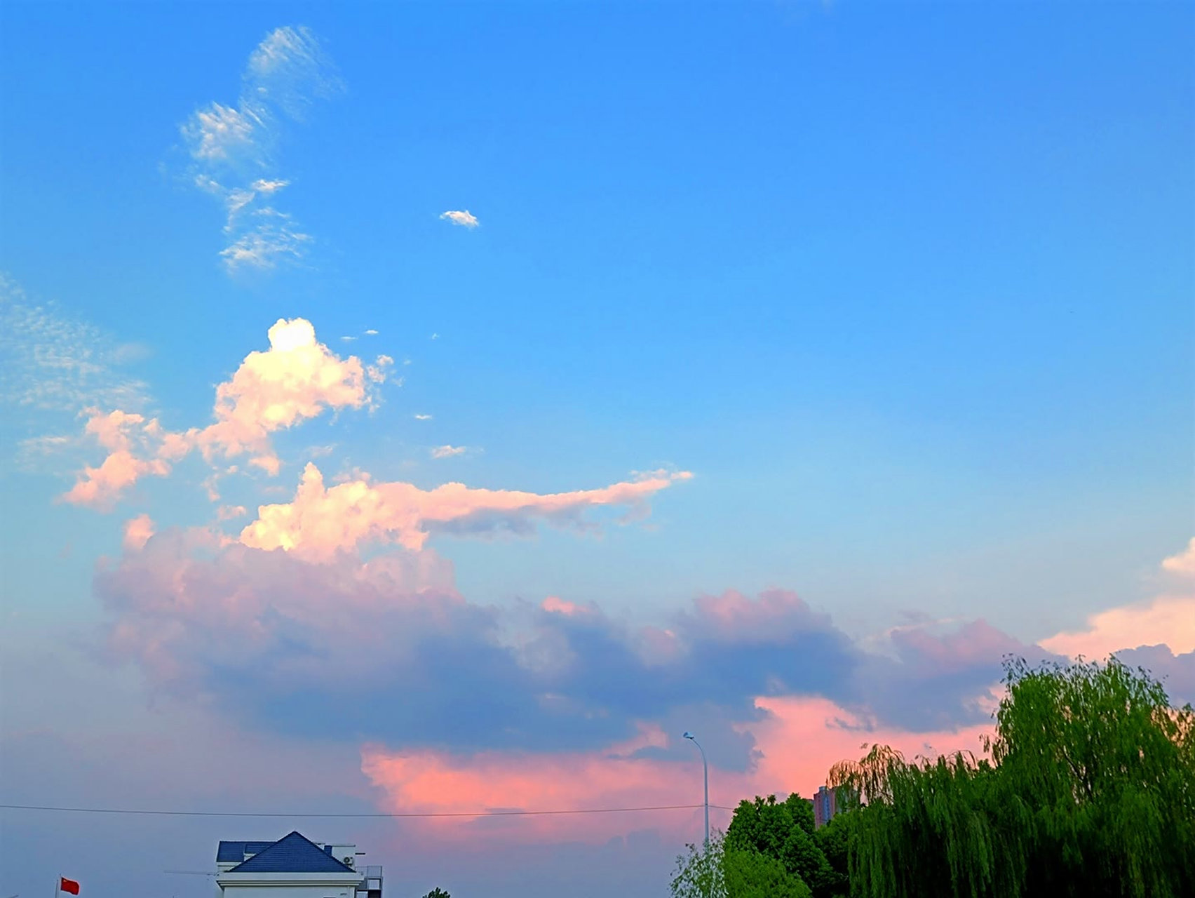 五彩斑斓的天空,跟孩子的脾气一样随意变化