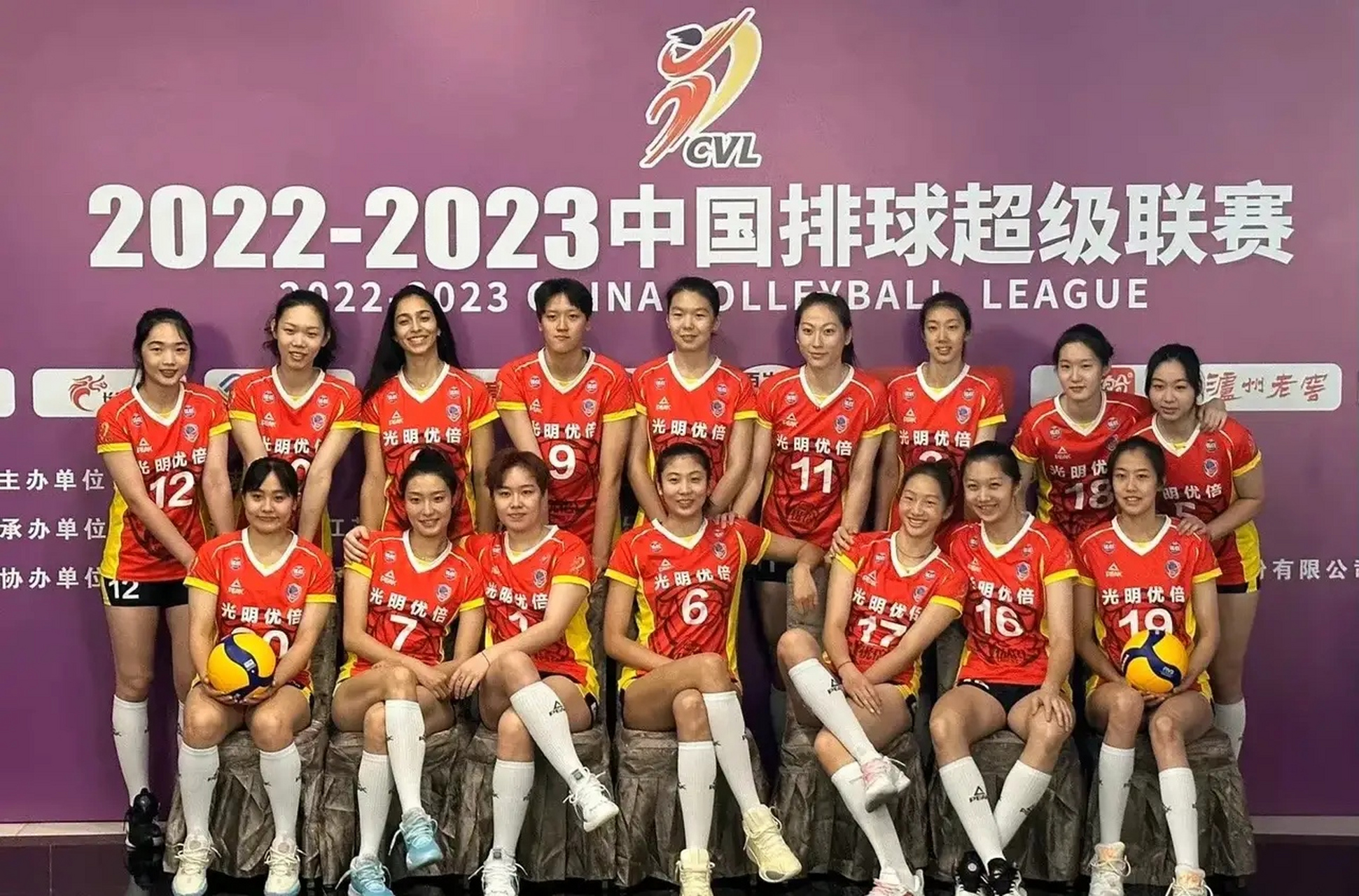 上海女排全家福来了  副攻手高意是队长吗?