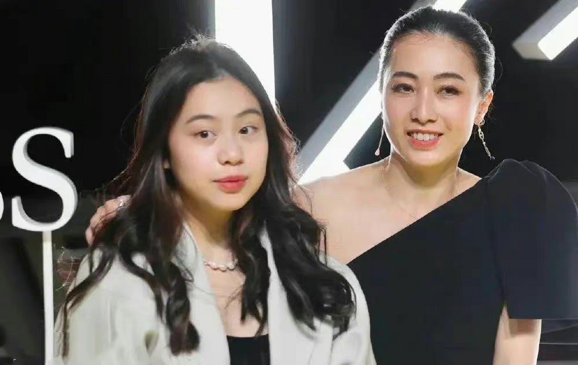 甘比和14岁女儿刘秀桦合照,42岁的甘比贵气很多,气质跟上来了