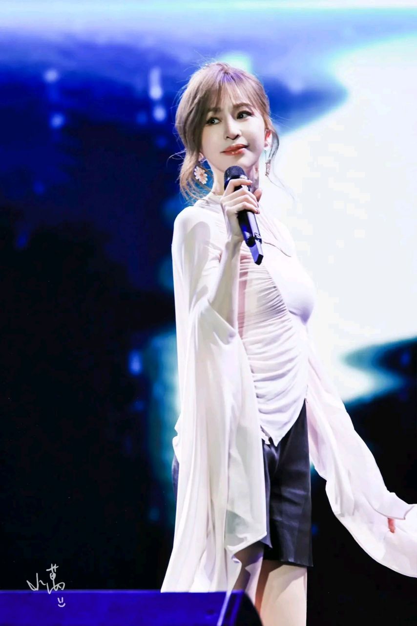 今日南宁演唱会,王心凌一改热辣装扮,而是一袭白衣仙女服饰,搭配丸子