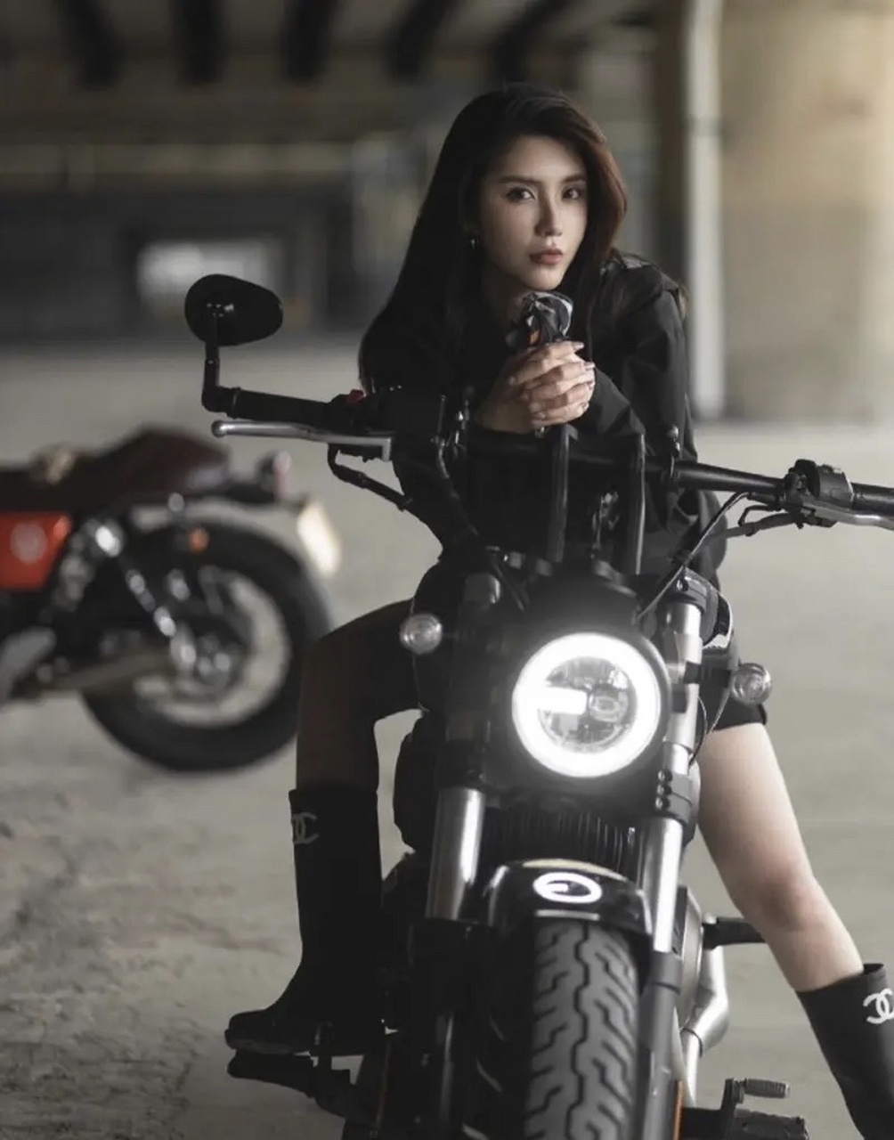 复古女骑机车街拍,小姐姐气质真的非常好