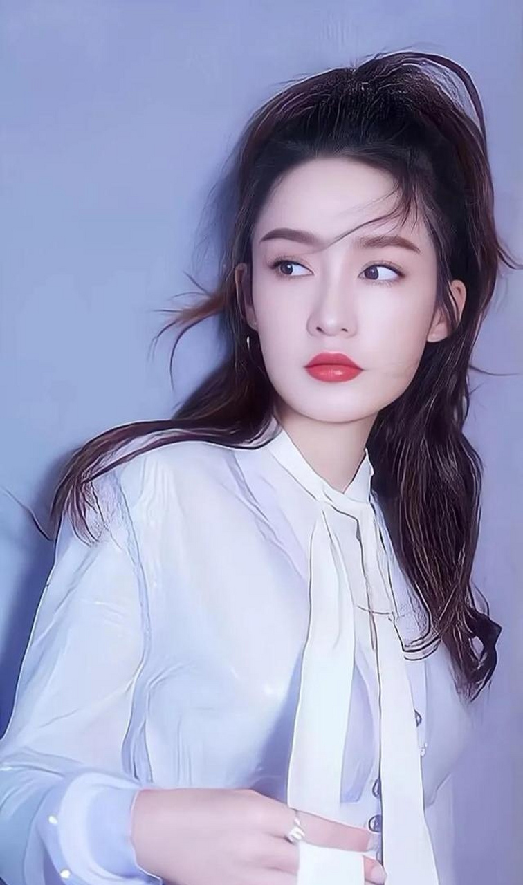 张艺兴李沁牵手逛街看起来十分甜蜜.