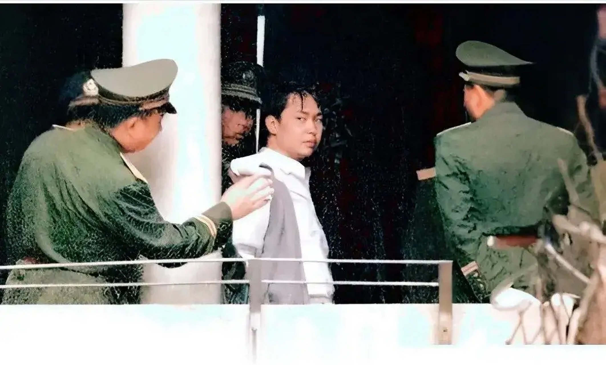 这是上世纪90年代,"世纪悍匪"张子强得知自己已判死刑时,压往监狱时