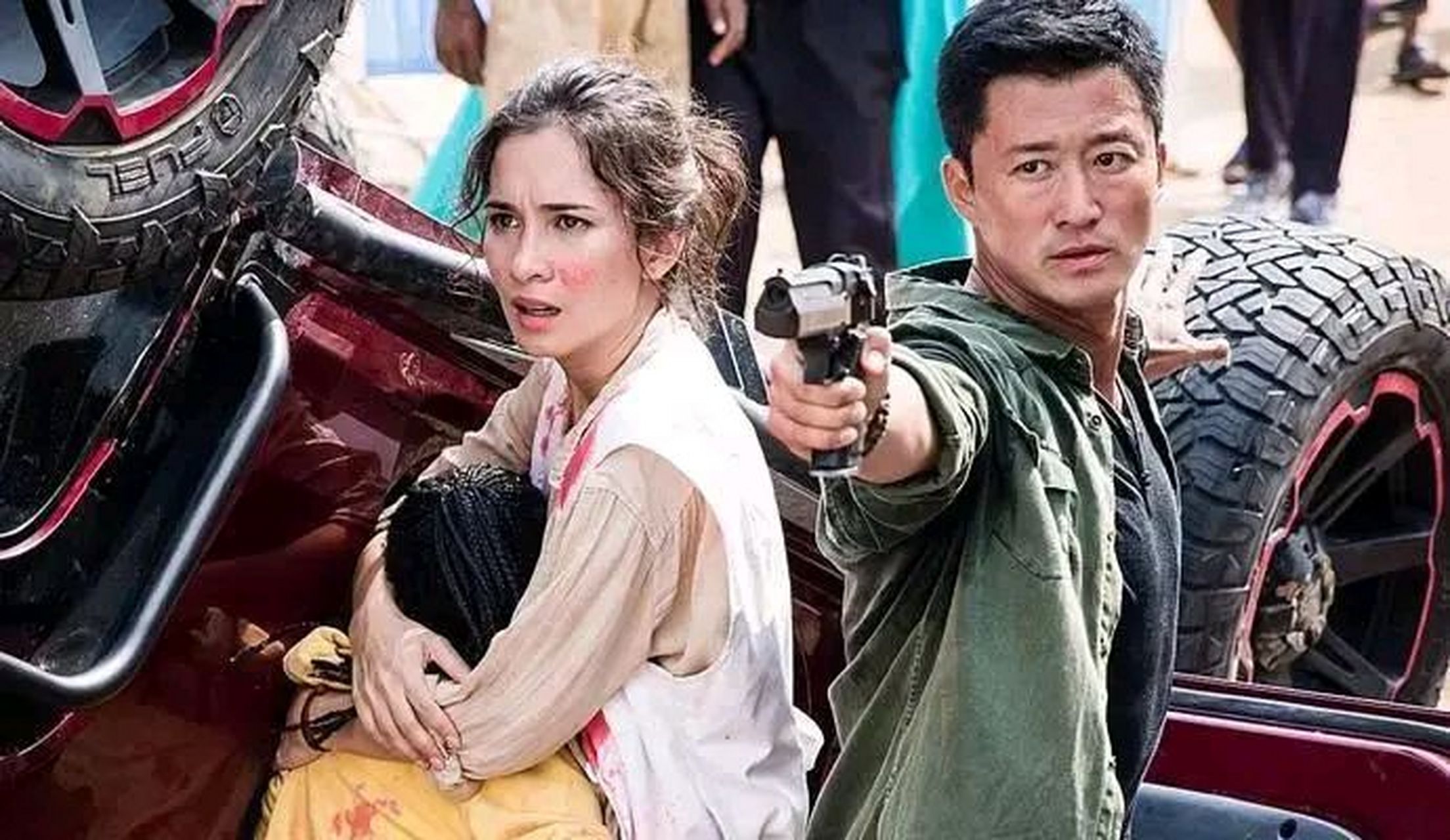 2016年,吴京筹拍电影《战狼2》,原定的女主角徐嘉雯突然要求涨片酬,被