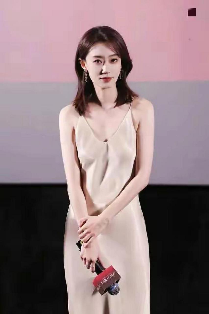 张小斐也走性感路线了吗?  贾玲看到不知道会是什么感想.