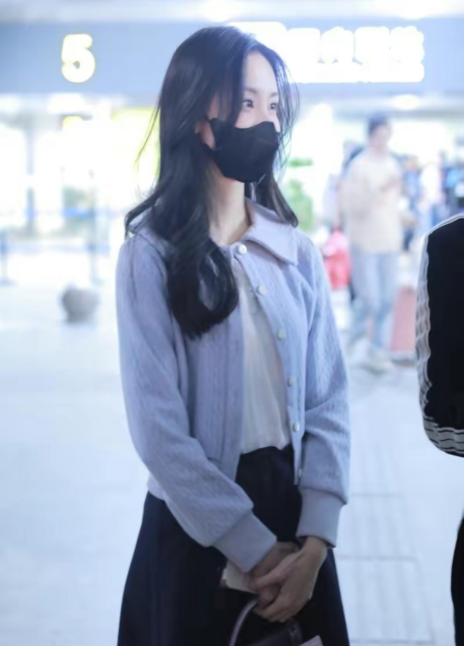 明星机场照 陈都灵现身湖南长沙机场,前往录制《你好星期六》  明星