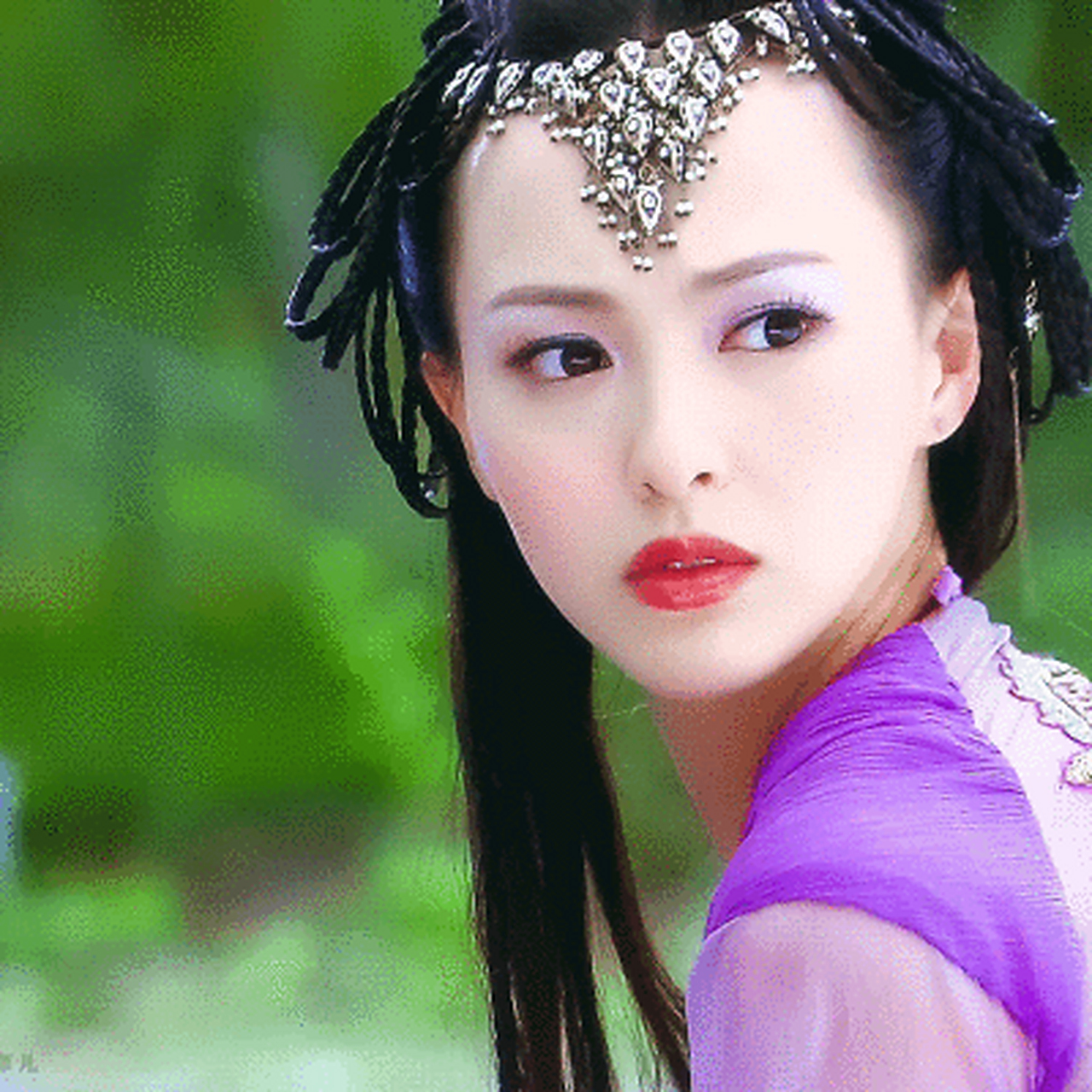 唐嫣属于御姐长相,仙三造型很好,演少女紫萱完全不违和,偏成熟的脸