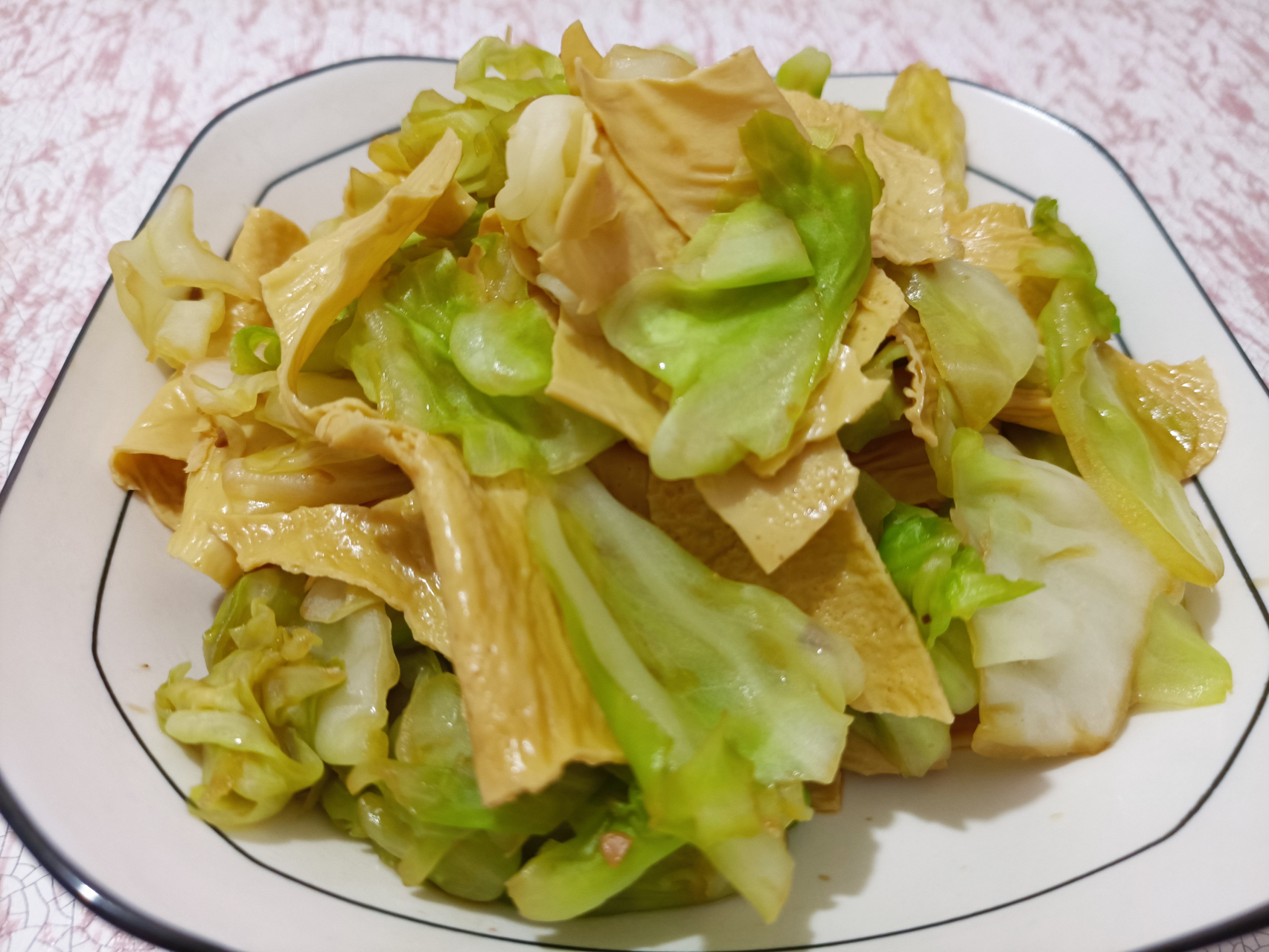 今日减肥午餐来了! 清炒圆白菜豆腐皮! 希望减肥成功!