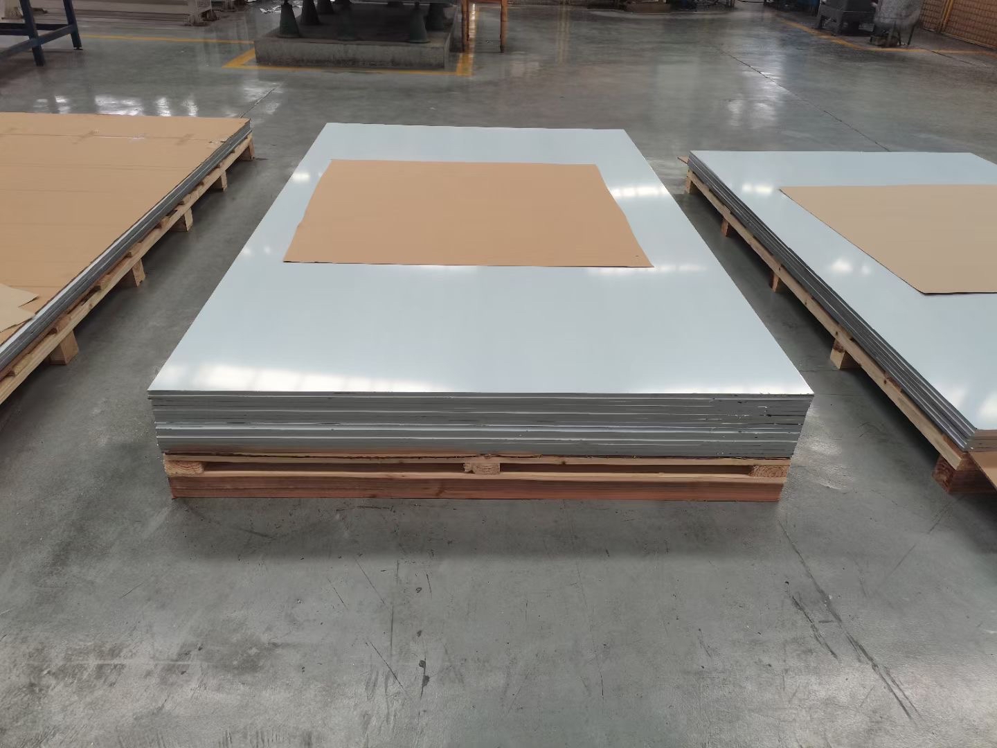 7075铝板是商用最强力合金之一,普通抗腐蚀性能,良好机械性能及阳极