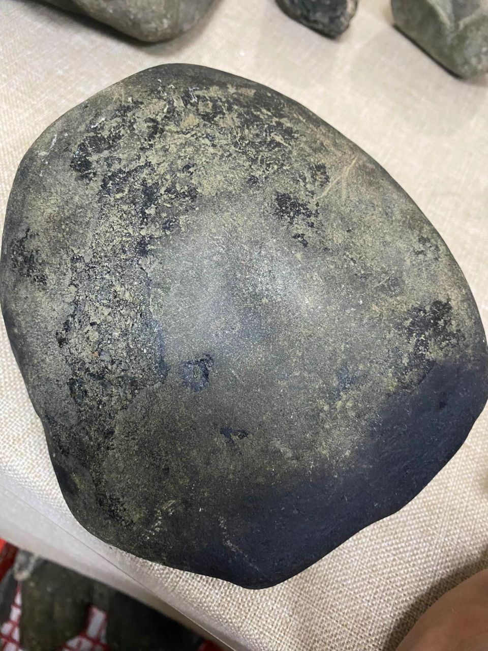 34公斤,老帕敢冰种手镯料,皮壳紧致相当老,有油性,完整分量足,飘绿花