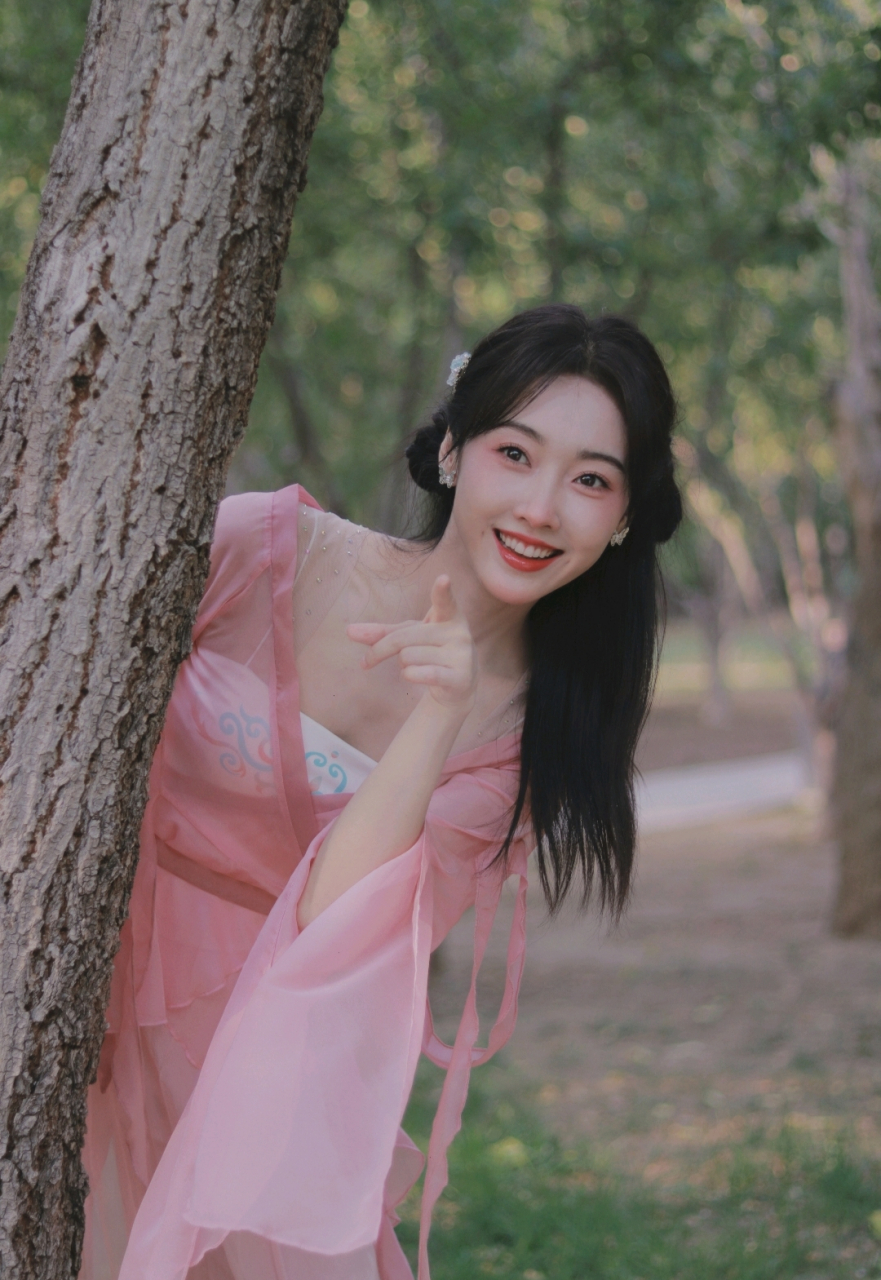 宣璐这身粉衣造型也太美了,清纯俏丽,温婉灵动,宛若仙女!