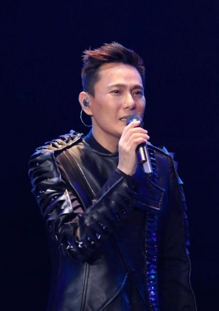 当年,张信哲和李嘉欣一起参加活动,张信哲对李嘉欣很有好感,忍不住向