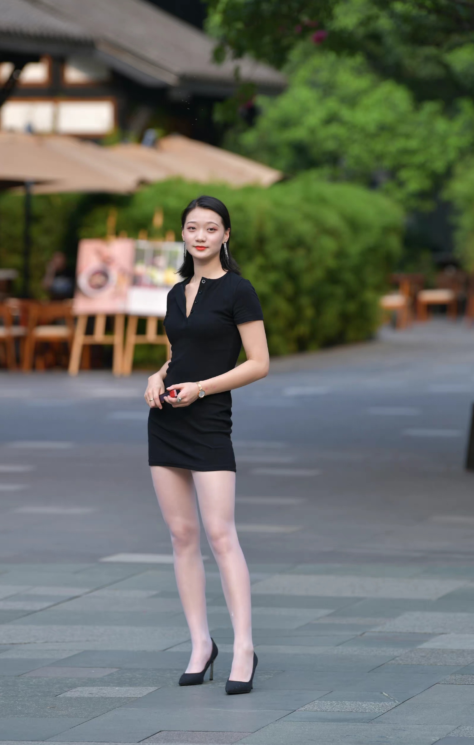 街拍小姐姐的连衣裙穿搭,手上的扇子是亮点