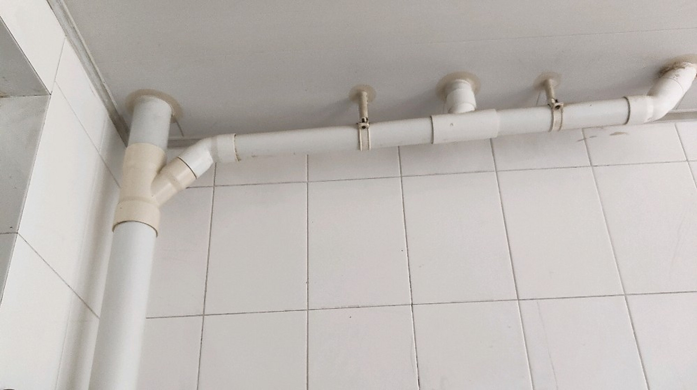 我婆婆家在一楼,下水道一年堵好几次,老两口生活也很简单,每次疏通都