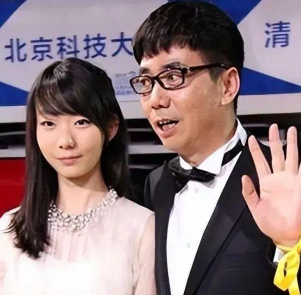 范明携妻子现身美国,参加女儿毕业典礼,范美辰白嫩貌美还是学霸