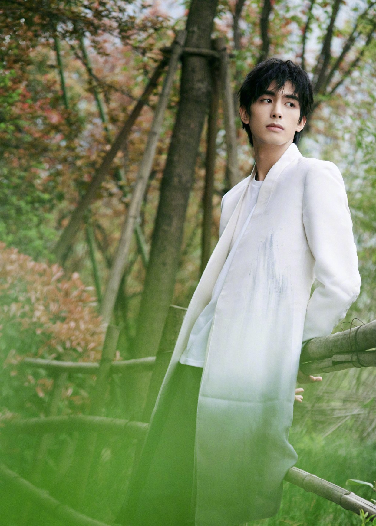 宋威龙活动造型,渐变国风外套搭配白衣黑裤,俊逸翩翩的古风少年