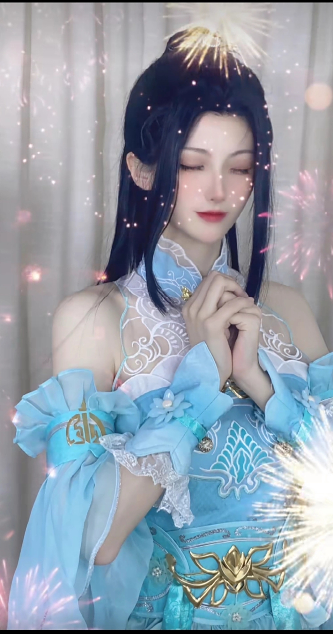 这个萧熏儿感觉 cos 的不错 尤其是第二张祈祷那个
