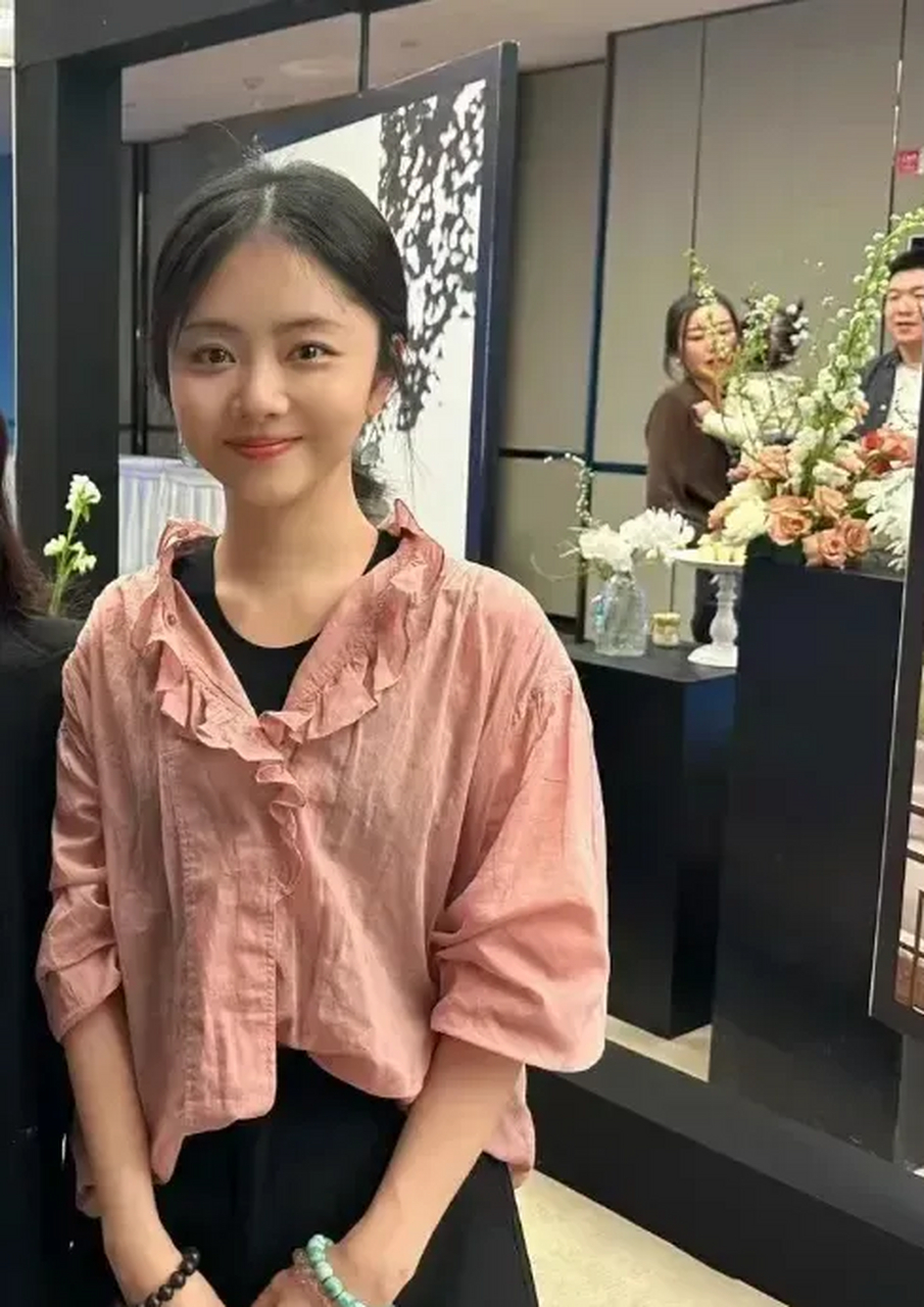 黄晓明iconicon谭松韵iconicon参加董晴iconicon婚礼,被登上热搜,照片