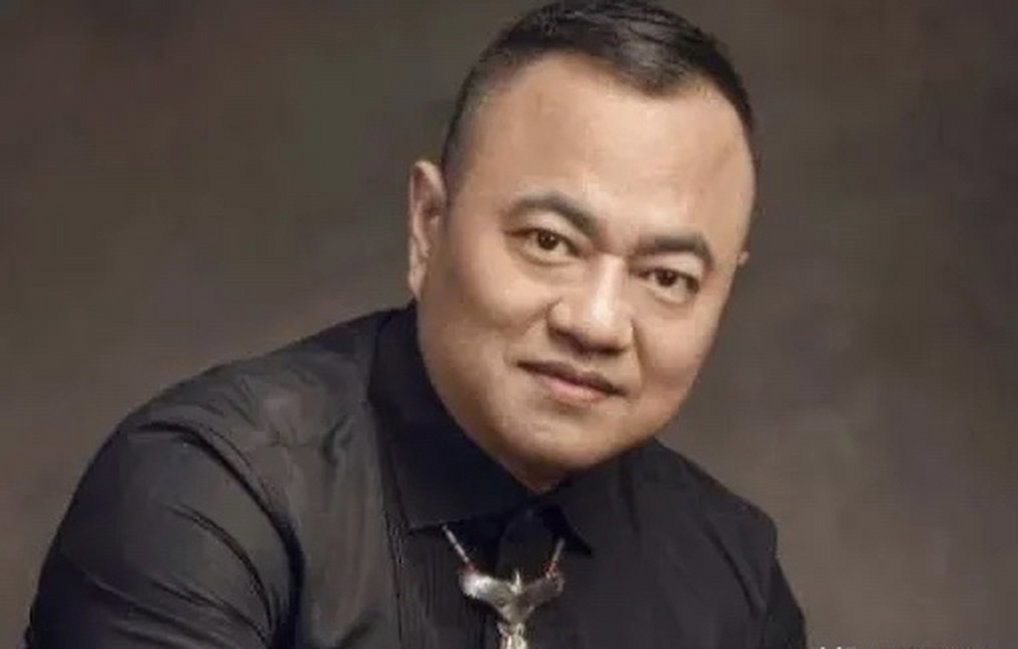 2004年,赵本山的保镖张家豪去酒吧消遣,无意刮蹭了一辆豪车,车主索要5