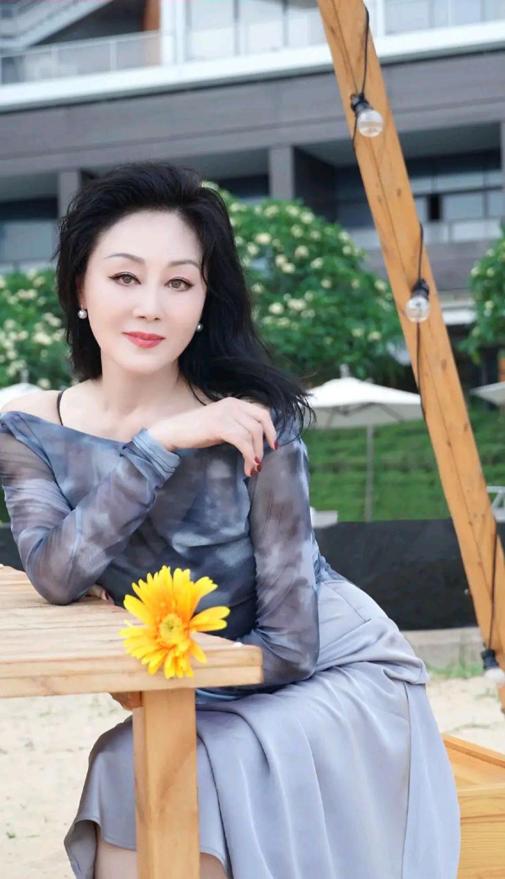 演员王姬在海边游玩,这哪里像60岁的人啊?