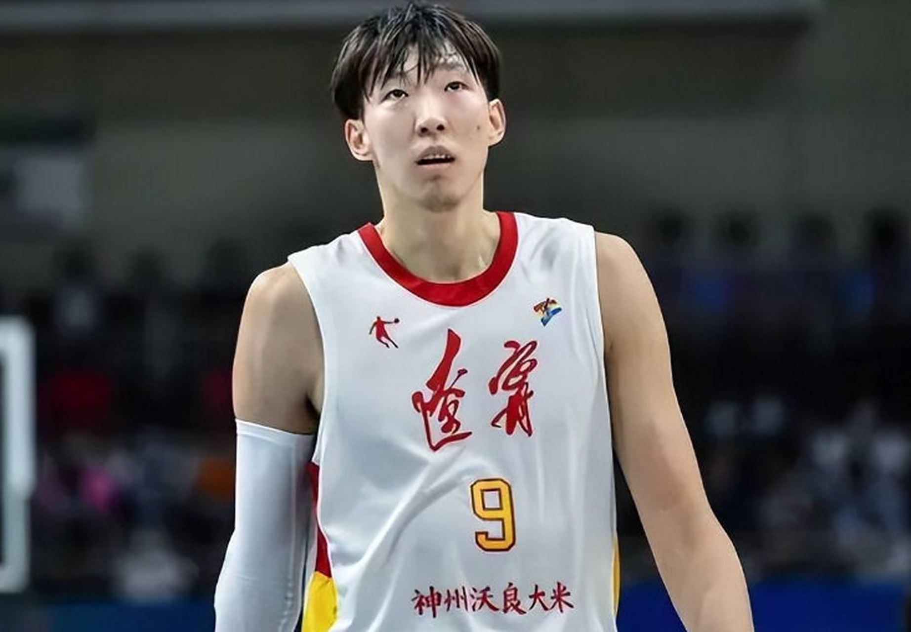 周琦身穿辽宁球衣9号的样子,是不是很好看,可惜以后看不到了,他去广东