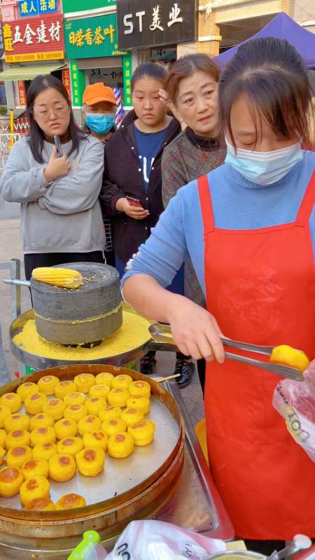 只要玉米和牛奶就能做出外焦裡嫩的石磨黃金玉米餅,口感細膩不粘牙