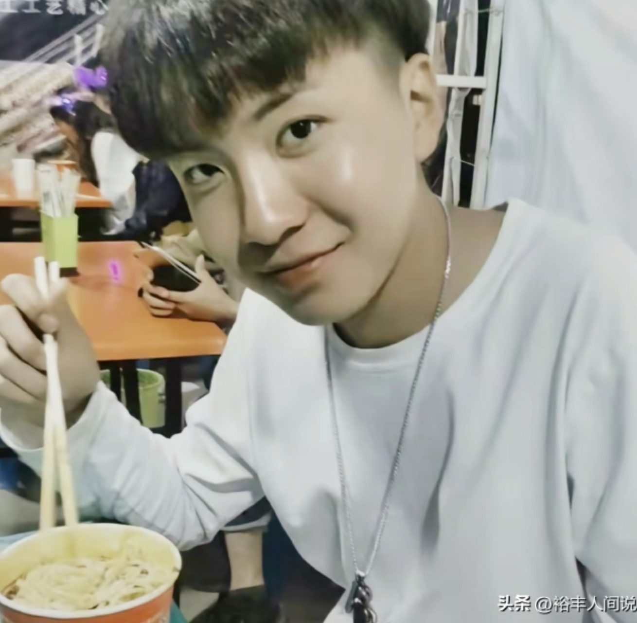 著名网红,宁夏第一帅哥马若松,与人飙骑摩托车过程中,因车速太快,追尾