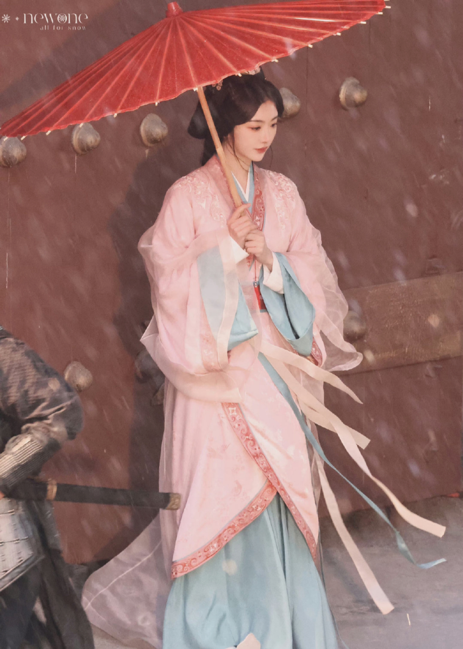 孔雪儿在《折腰》的路透图,女爱豆的古装造型,来看看这个风格适合吗?