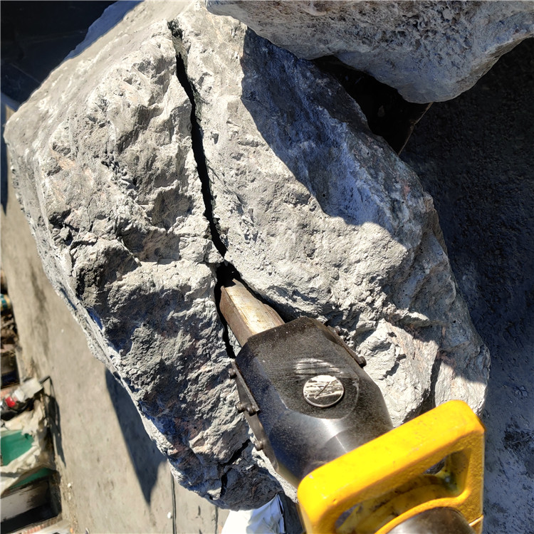 岩石劈裂机孔距排距是膨胀剂的5倍以上,并且瞬间可分裂石头,无需长期