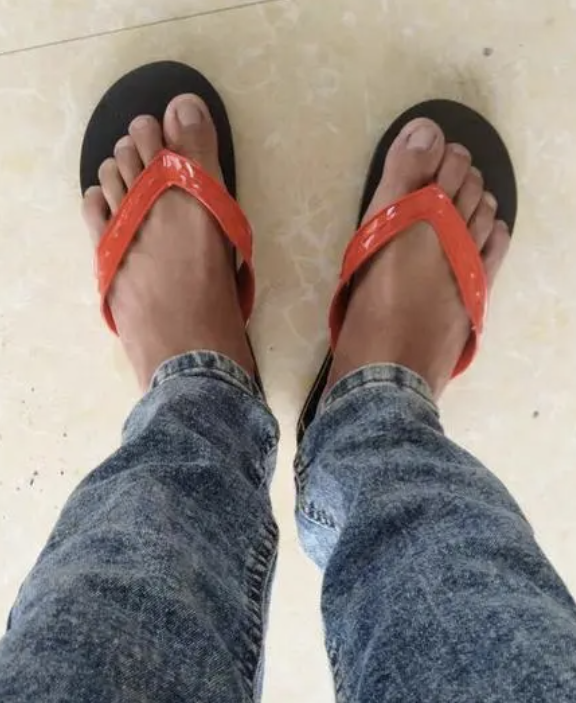 广东街边的红色人字拖,究竟是什么来头?