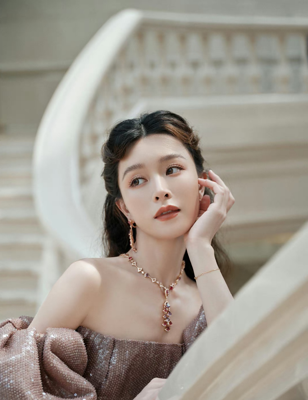 文咏珊# 一袭抹胸高开叉礼裙,肤白貌美的容颜,氤氲迷离,璨若星河