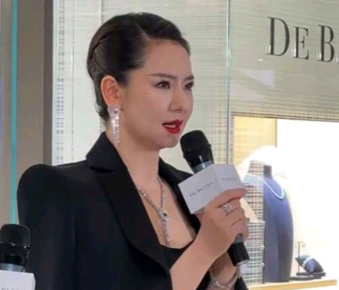 戚薇现身活动,身材发福,依旧自信