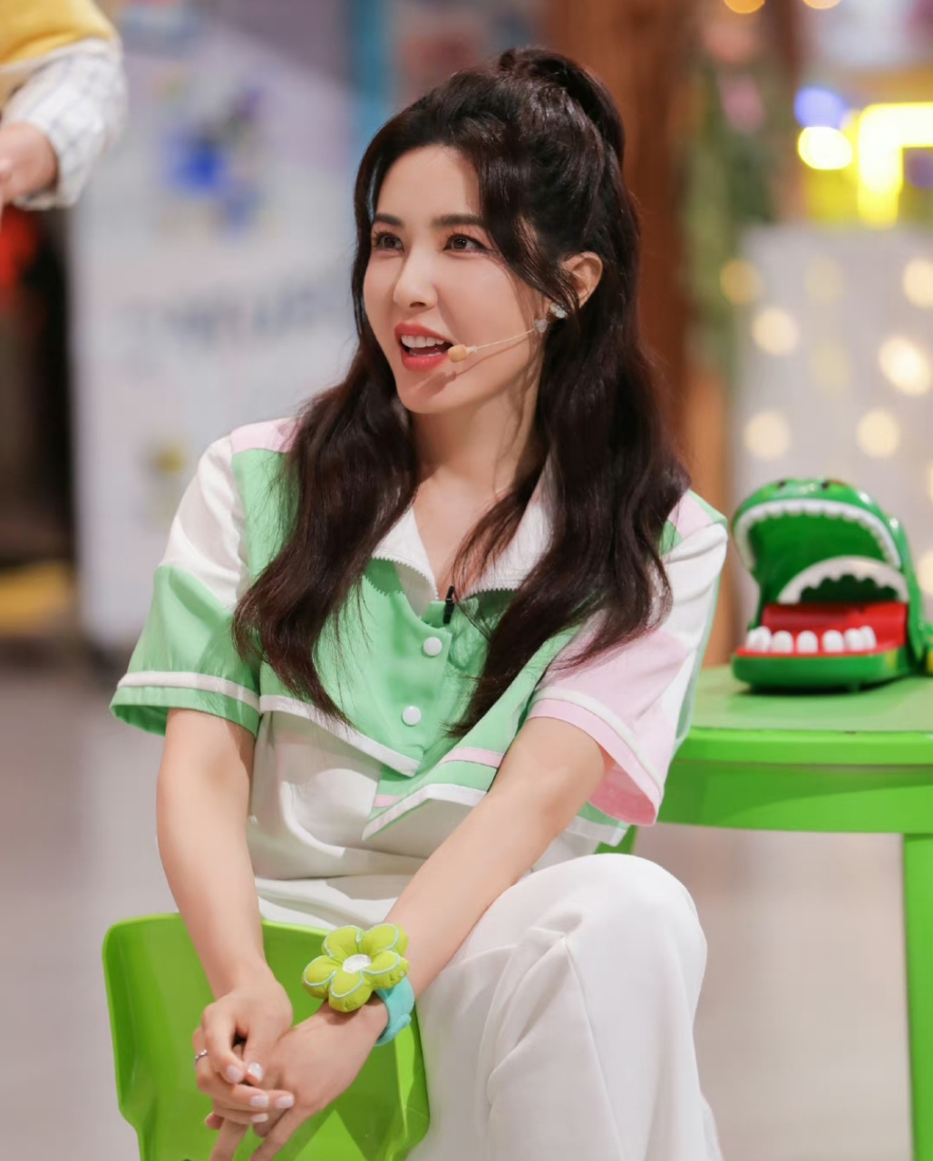 曾黎录制综艺发量太厚实了,她学年轻小姑娘半扎高马尾,一下子就减龄