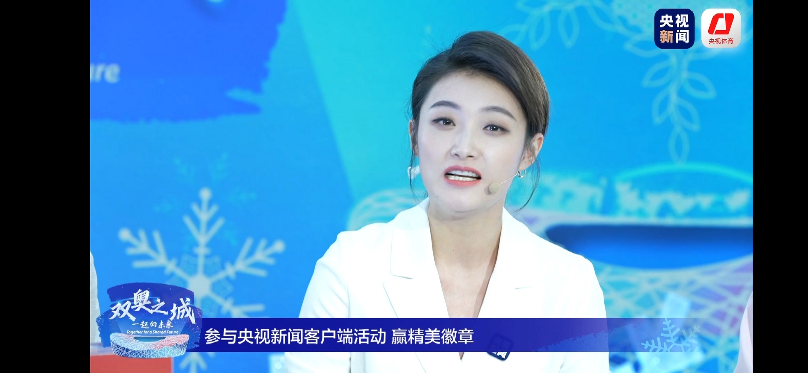 迟茜,直播间播新闻和线上直播互动,造型完全不同,比较下来个人觉得