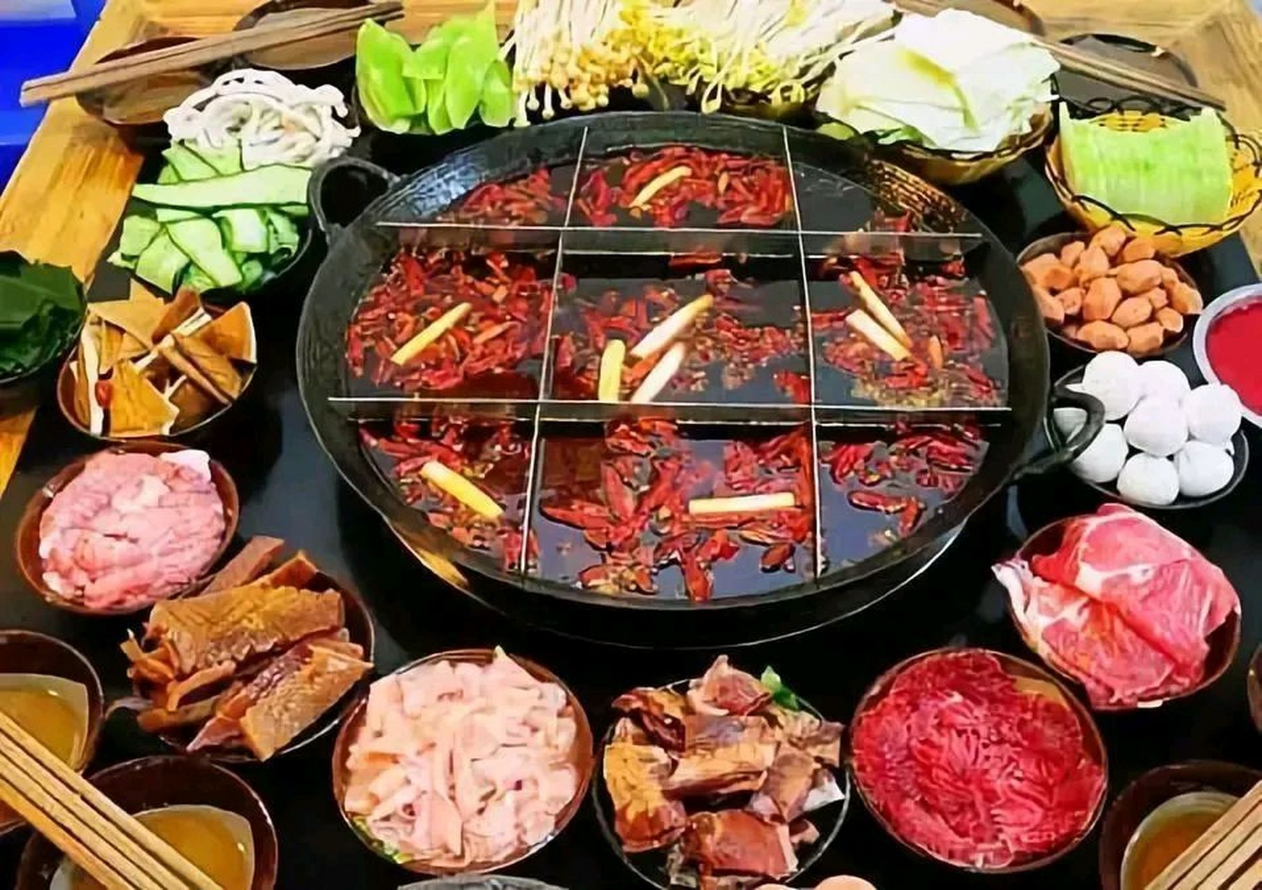 昨天和同事一起吃火锅,一共268块钱,四个人每人67块钱,付钱的时候她们