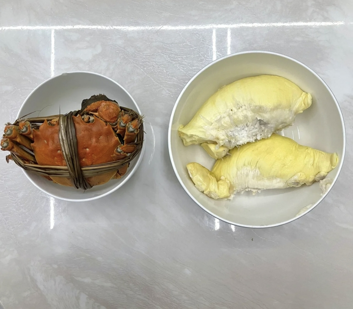 网友:一口螃蟹一口榴莲,应该不会痛经了吧!