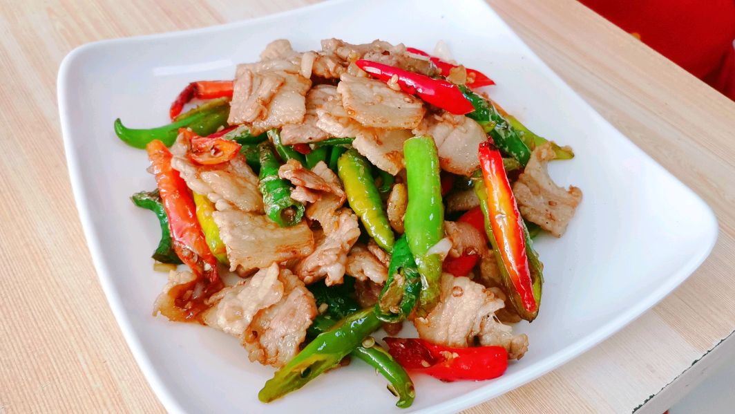 看看饭店的杭椒炒肉怎么做,肥瘦相间的五花肉香而不腻,超下饭