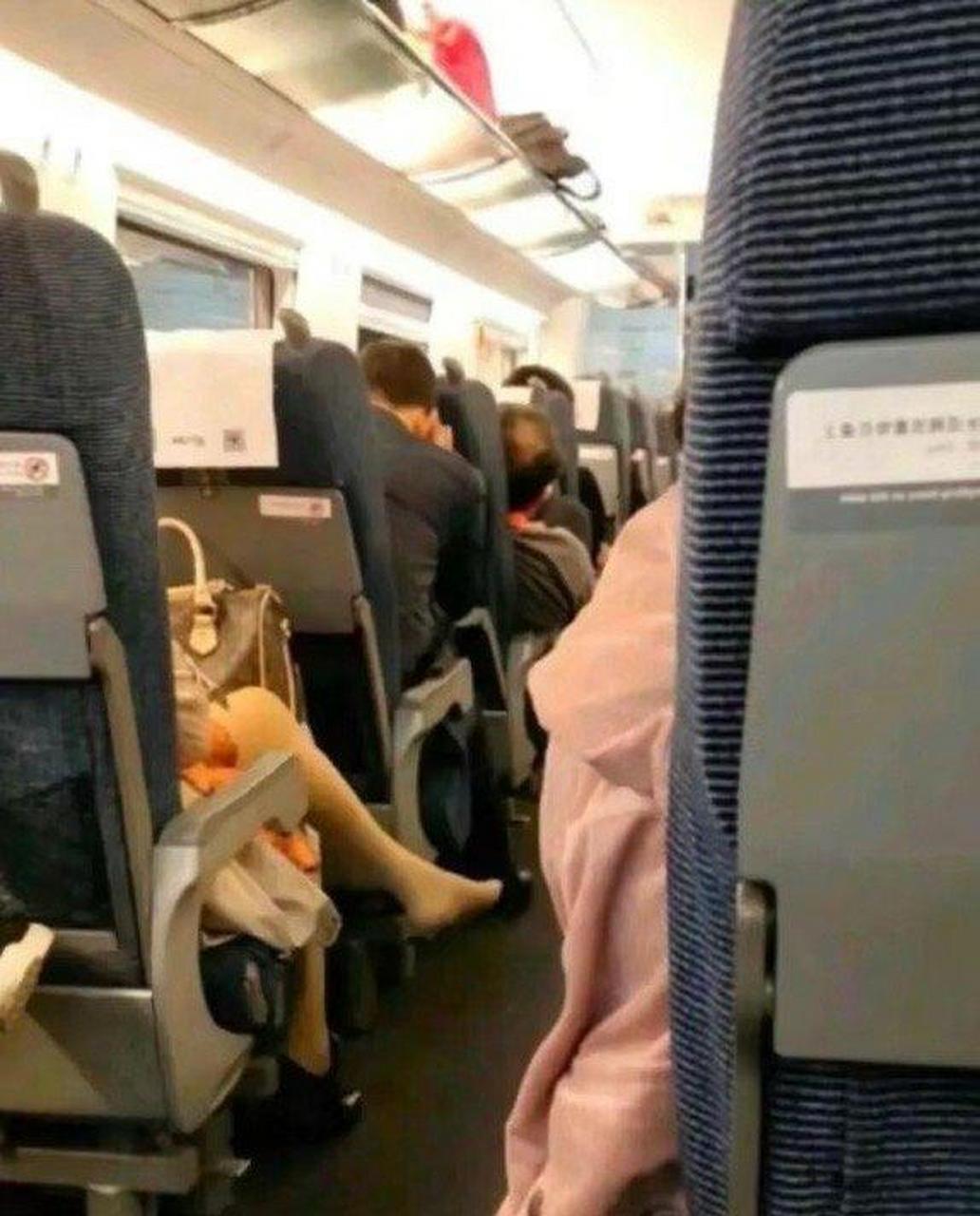 火车遇到一个妹子,脚老是伸出来,我要怎么办才好!