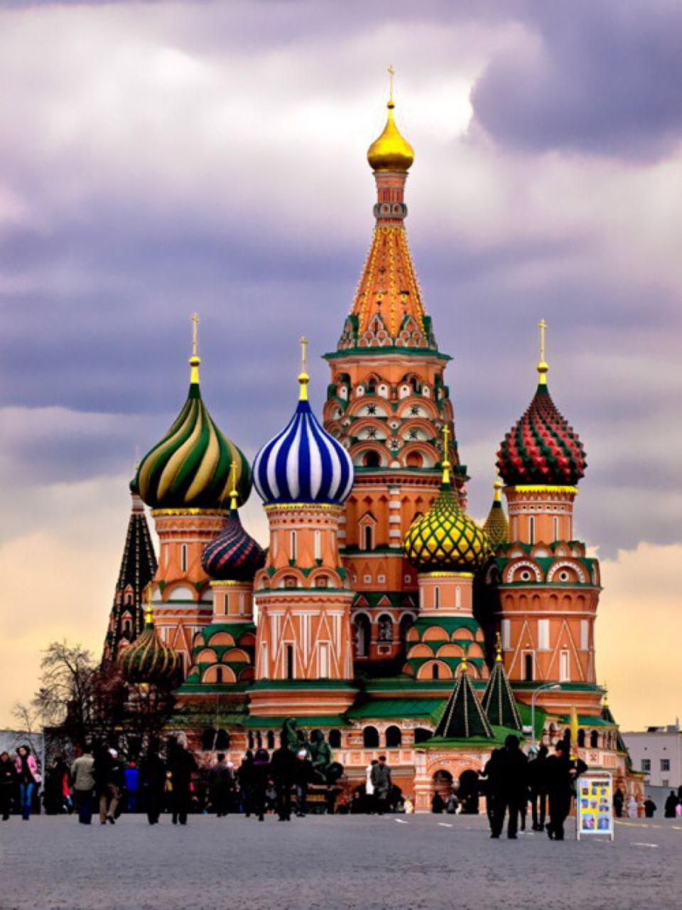 俄罗斯的克里姆林宫是一座宏伟的建筑,俄罗斯语的意思是内城.