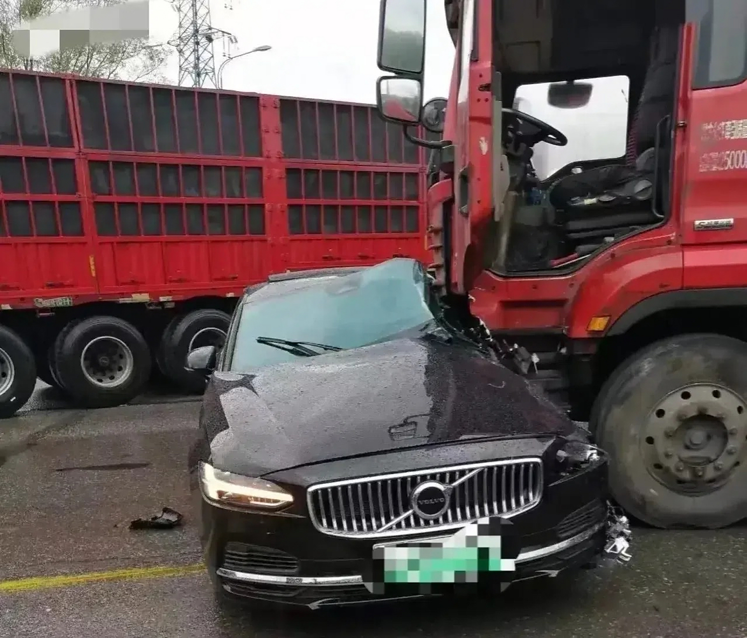 看这辆沃尔沃被大卡车侧面撞上,都撞成这个样子了,听说车主也只是腿部