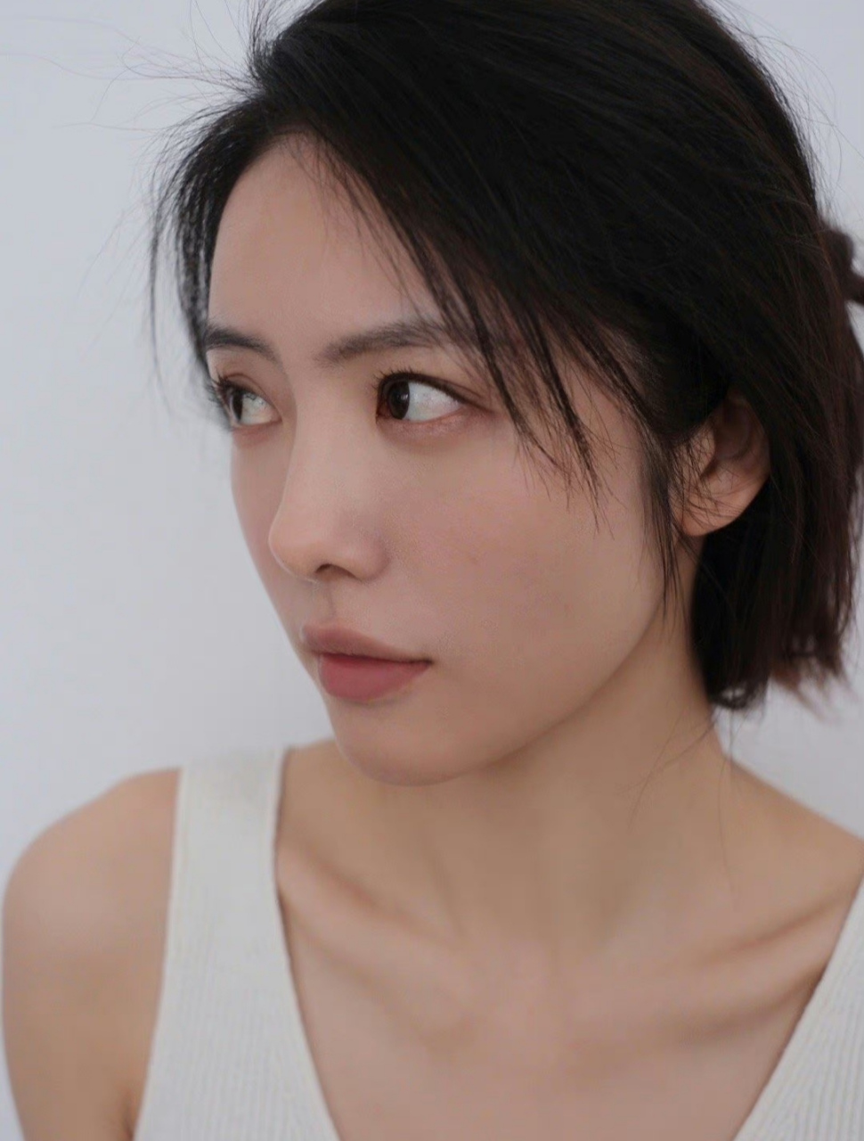 蔡文静晒纯白风格日常照,温婉可人的模样特别端庄,就是剧本里大家闺秀