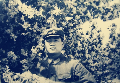 空二军军长方子翼在酒店遭遇地痞流氓骚扰,将军说:把狂徒打出去