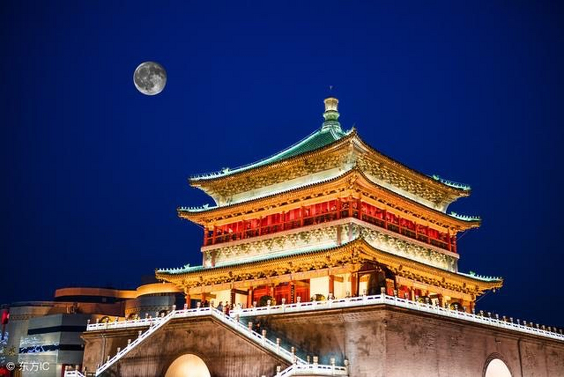 钟楼是西安的标志性建筑,是城墙里东西南北四条主干道的交汇地带,去