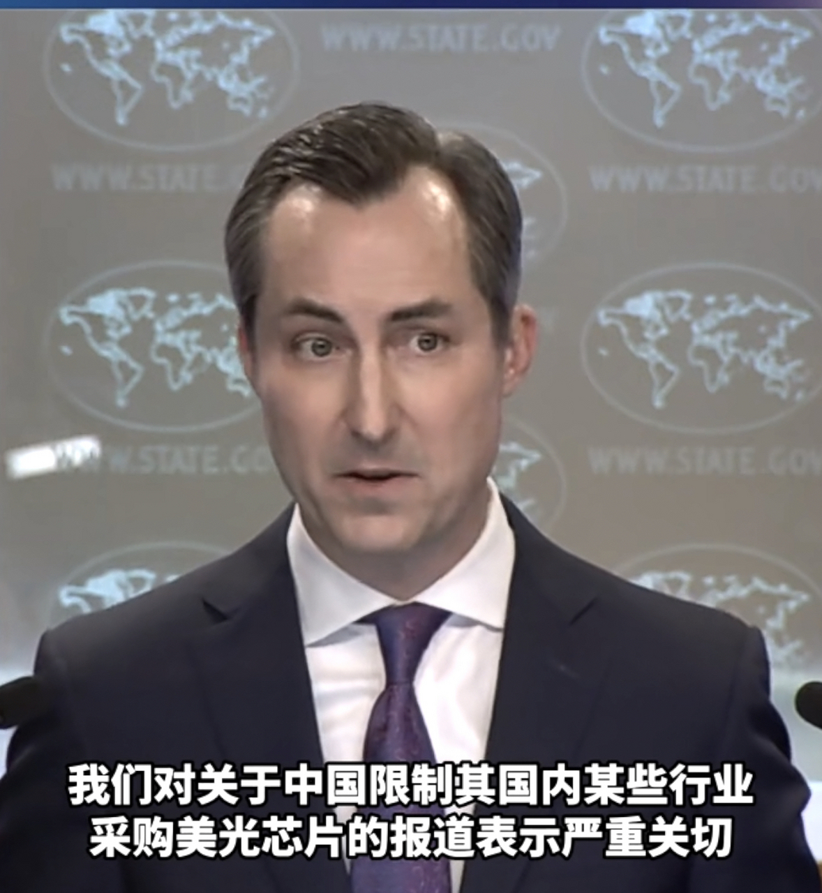 美国国务院发言人马修米勒回答记者的提问,白色字幕是发言人说的,黄色