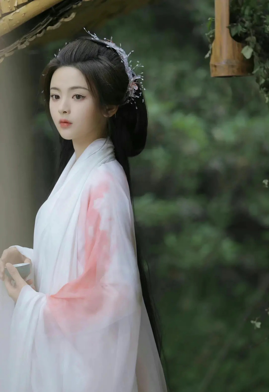 杨超越这个白衣飘飘造型,美到我心里去了.